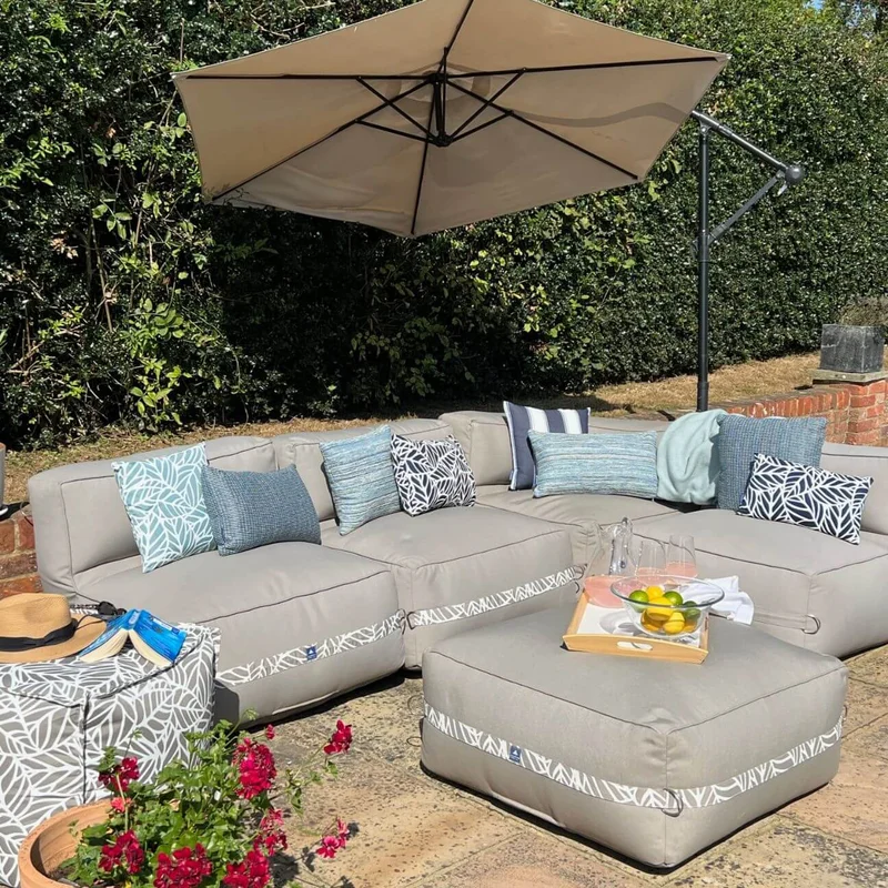 Móveis confortáveis em área externa de casa moderna