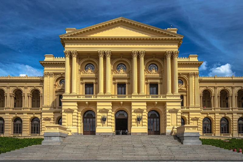 Visão frontal do Museu do Ipiranga antes da restauração, mostrando sua grandiosidade arquitetônica.