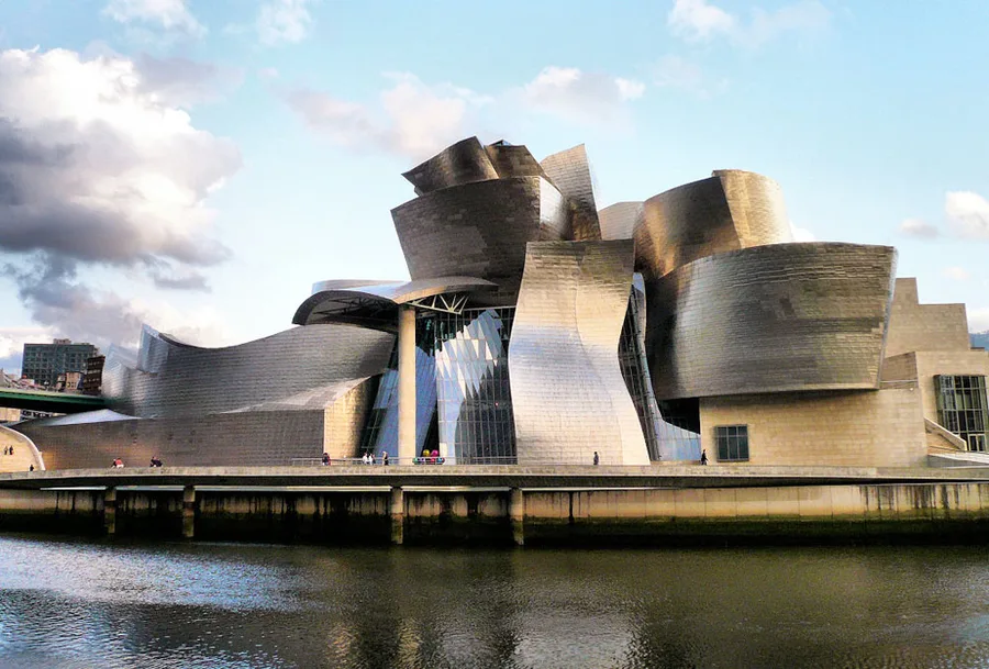 Museu Guggenheim de Bilbao: Guia Completo de Arquitetura e Visita