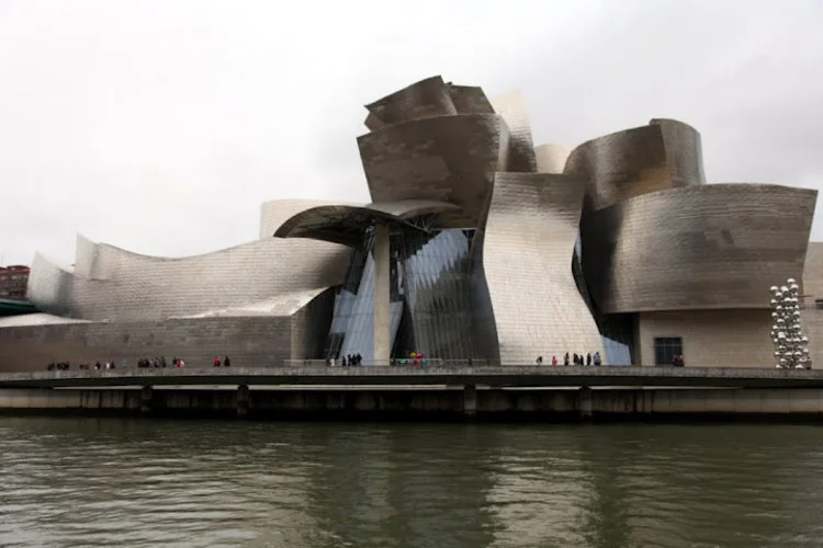 Vista panorâmica do Museu Guggenheim de Bilbao às margens do rio Nervión.