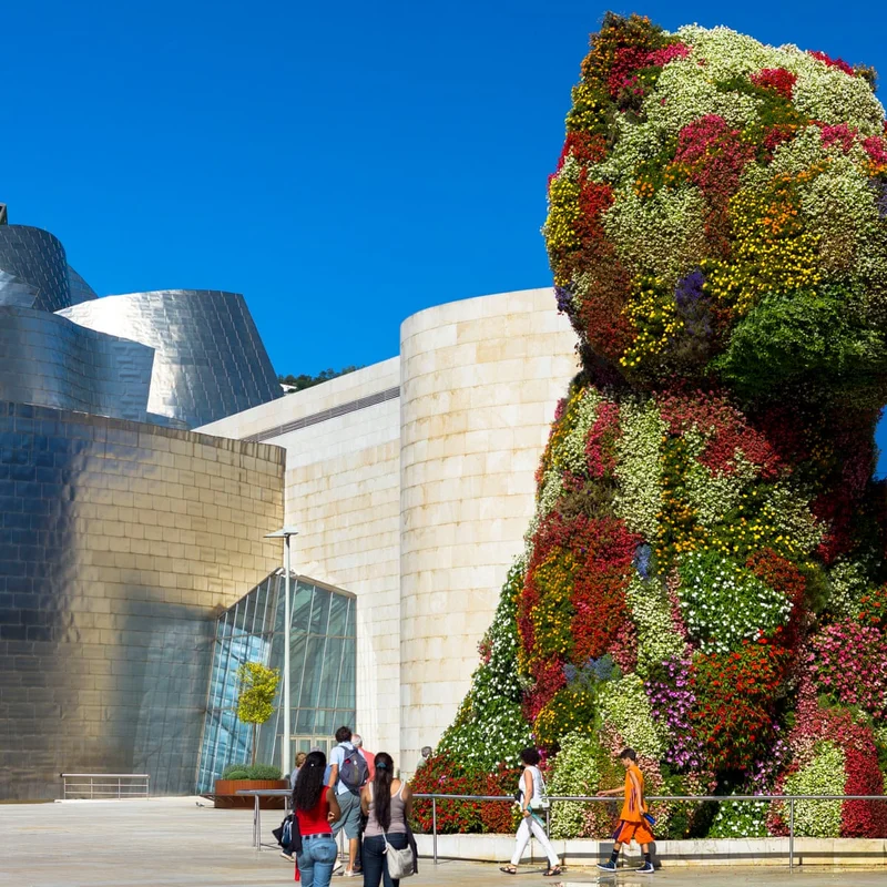 A escultura 'Puppy' de Jeff Koons na entrada do Museu Guggenheim Bilbao.