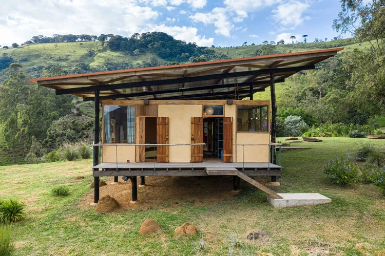 Estrutura de um telhado de madeira em construção, destacando a posição dos caibros, ripas e terças.