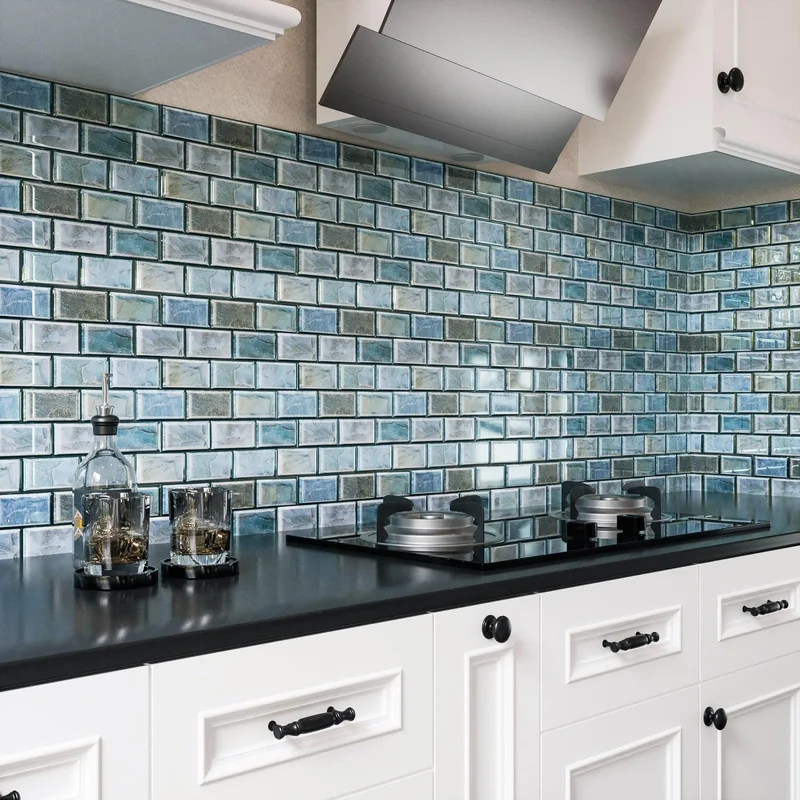 Cozinha moderna com um backsplash de pastilhas de vidro em tons de azul e verde.