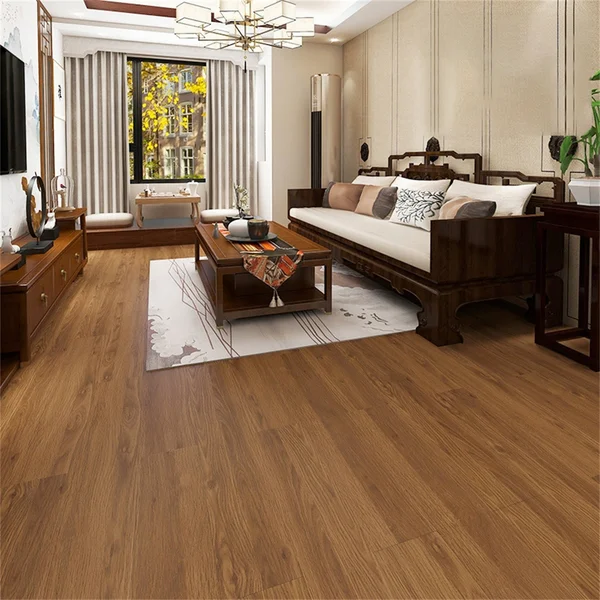 Sala de estar com piso vinílico em régua padrão madeira claro, trazendo aconchego ao ambiente.