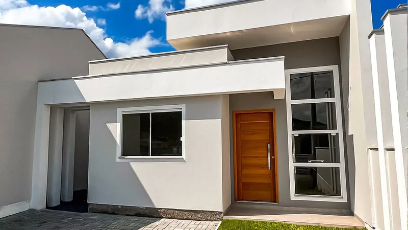 Casa moderna com linhas retas e uma platibanda proeminente que esconde completamente o telhado.