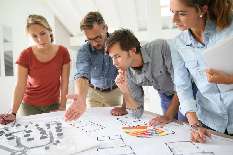 Estudante de arquitetura trabalhando em projeto