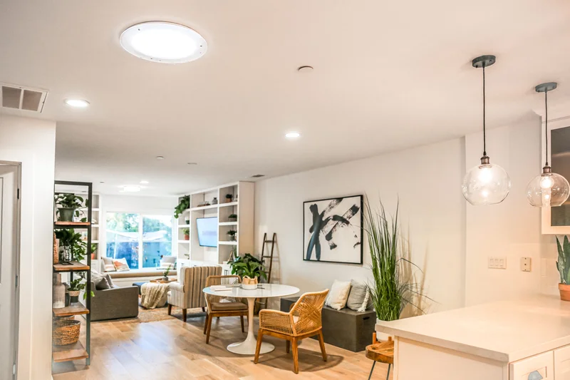 Sala de estar bem iluminada com luminárias embutidas e luz natural