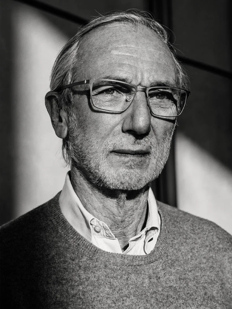 Retrato de Renzo Piano em seu escritório, com maquetes de seus projetos ao fundo.