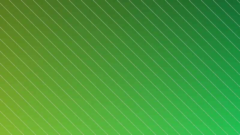 Operários instalando telhas sanduíche na cobertura de um galpão industrial.