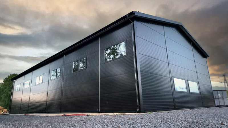 Telha sanduíche em instalação em galpão industrial