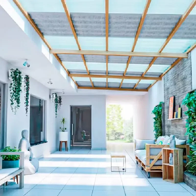 Cobertura com telhas transparentes em área externa