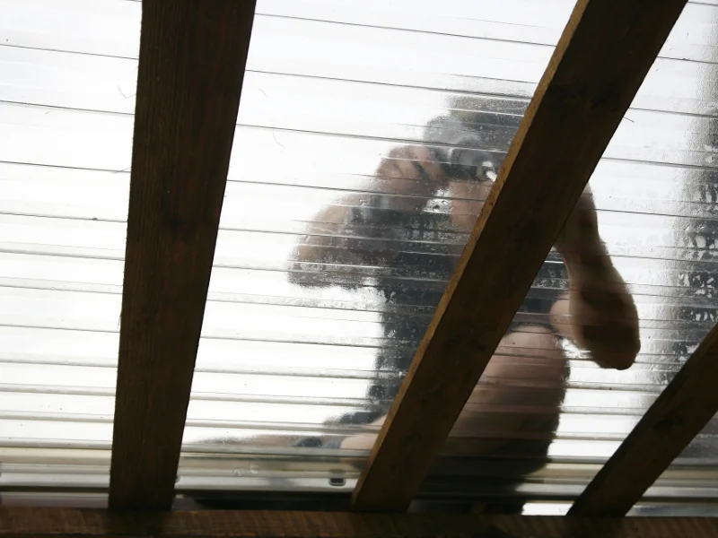 Profissional instalando telha transparente