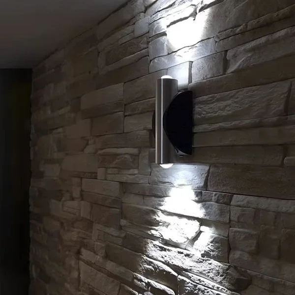 Parede com textura cimentícia e iluminação rasante destacando o relevo