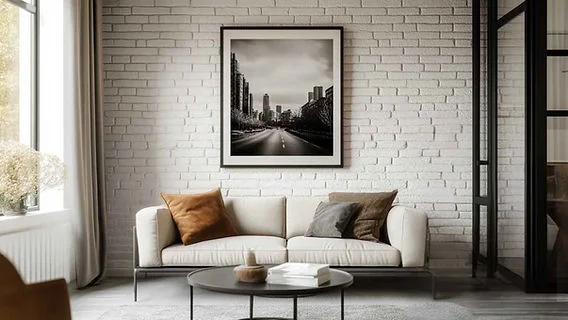 Quarto com parede de tijolinho branco atrás da cabeceira da cama, criando um ambiente claro e com textura.