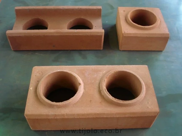 Blocos de tijolo ecológico empilhados em obra