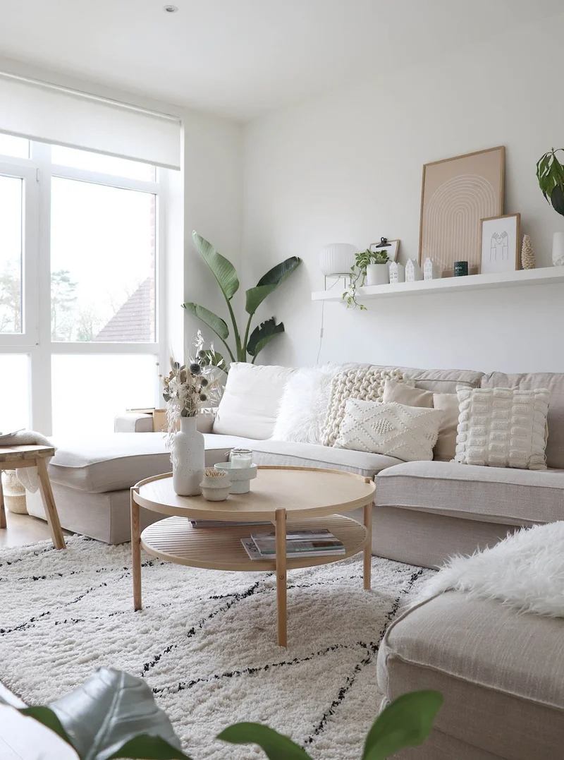 Sala decorada no estilo comfy com sofá, almofadas e iluminação suave