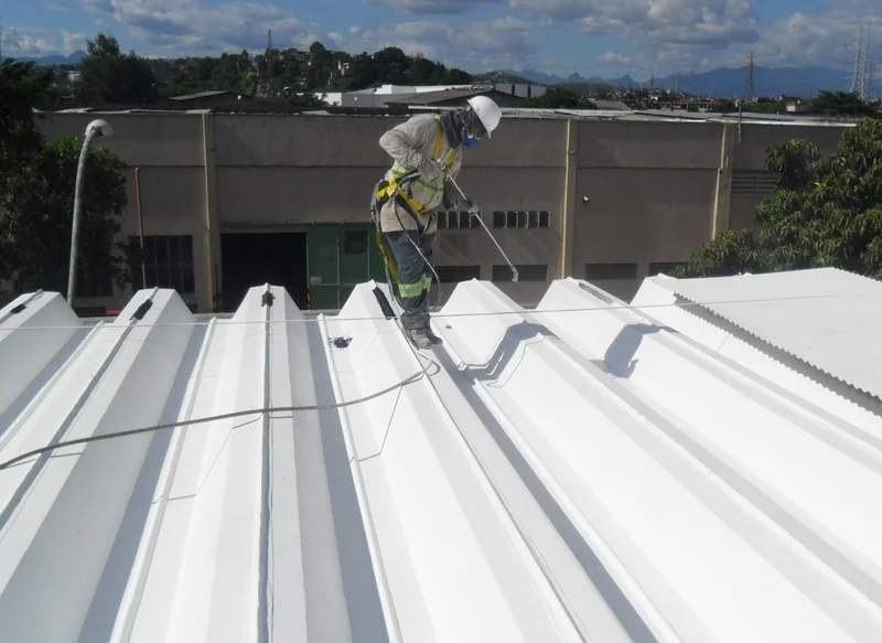 Desenho técnico em corte mostrando os detalhes de um telhado embutido: telha, calha, rufo e platibanda.