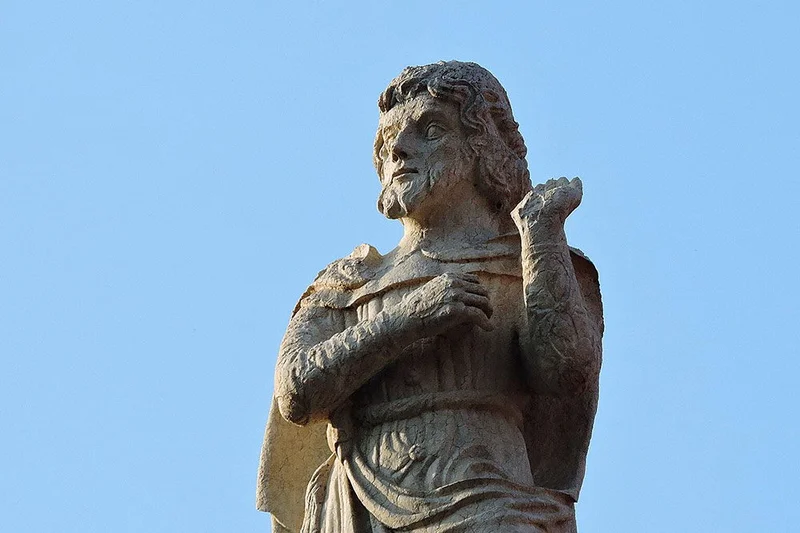 Estátua de Vitruvius segurando um compasso e pergaminho