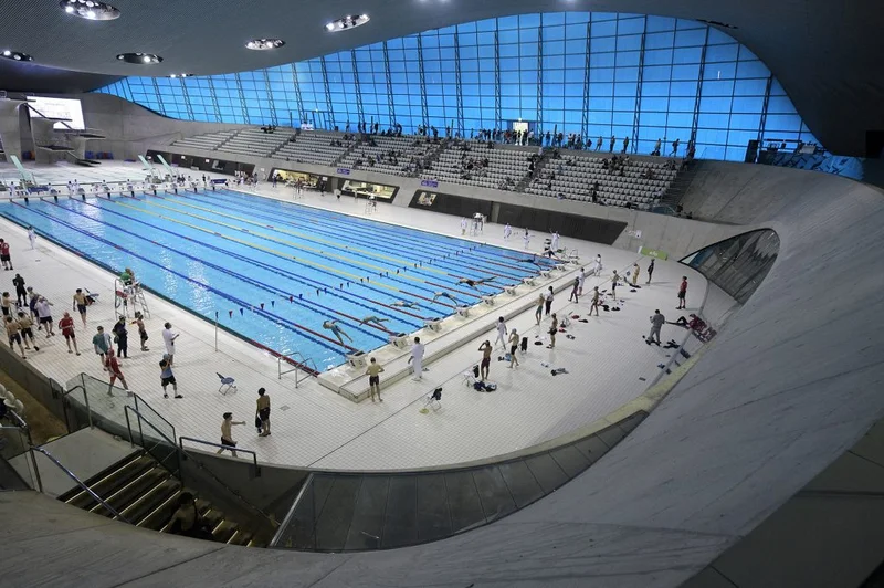 Interior do London Aquatics Centre, com seu teto ondulado característico.